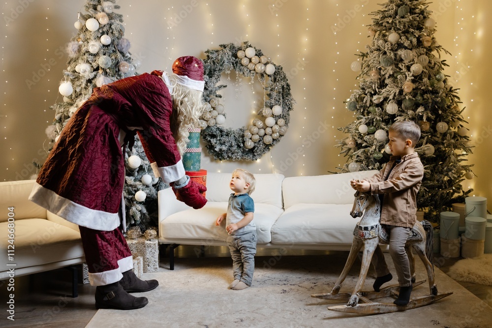 Obraz premium Santa claus giving christmas gift to child