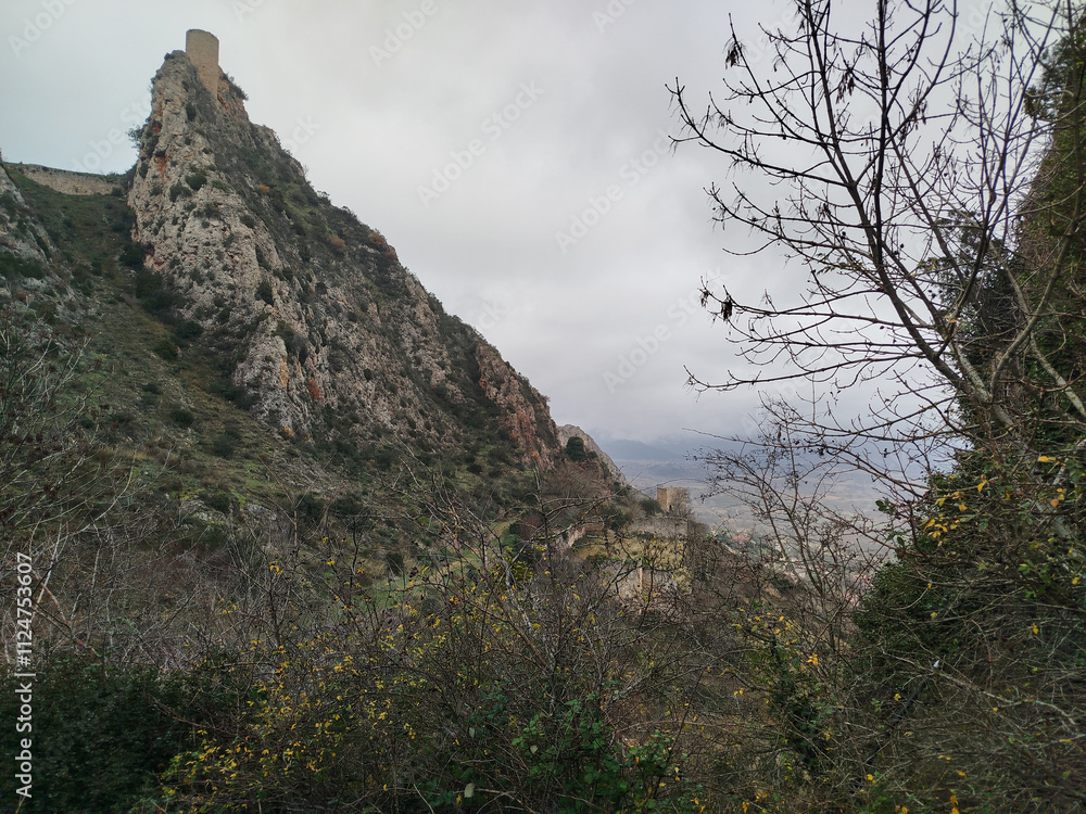 Paisaje otoñal de montaña con torre de castillo de Poza de la Sal, Burgos