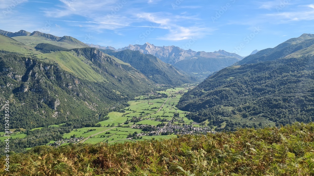 Naklejka premium Bielle et la vallée d'Ossau vue depuis les cromlechs de Lous Couraus