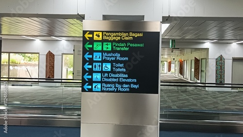 directions inside the airport, making things easier for airplane passengers.