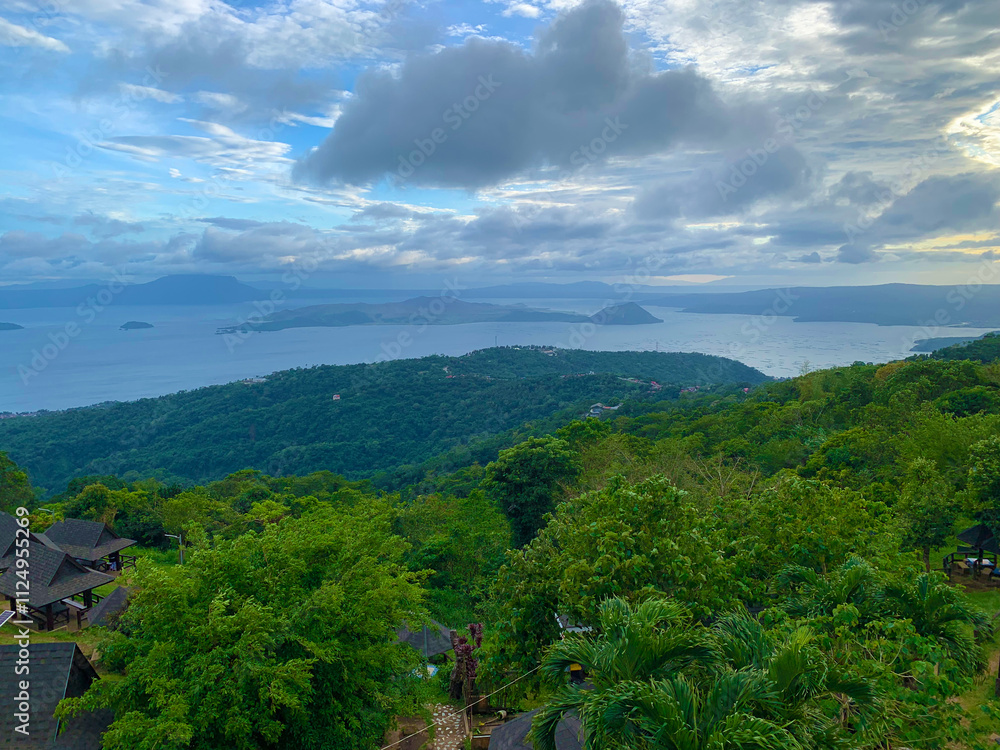 Obraz premium magnificent view of the lake and volcano with trees