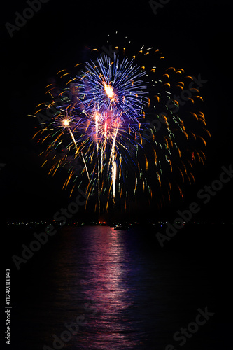 Obraz na płótnie Fireworks Explode Over Lake With Boats - 4295 w salonie
