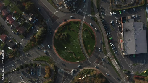 prise de vue aérienne d'un rond point avec de la circulation