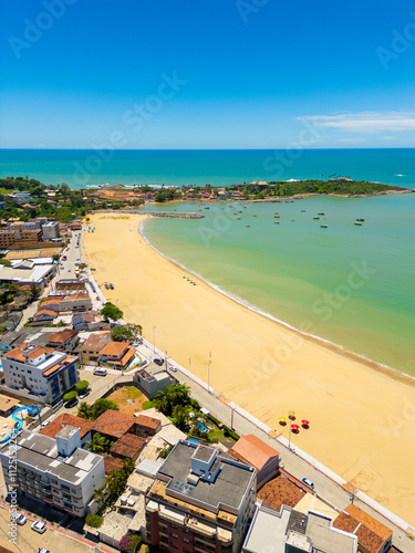 Imagem aérea da praia de meaipe em um dia ensolarado. Areias brancas, mar calmo e praia deserta. photo