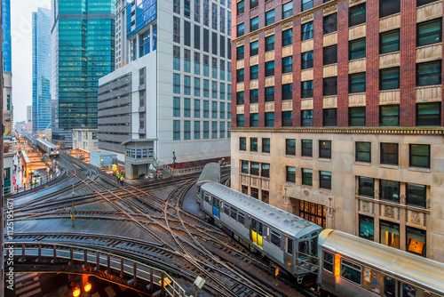 Obraz na płótnie The loop long circuit of elevated rail that forms the hub of the Chicago