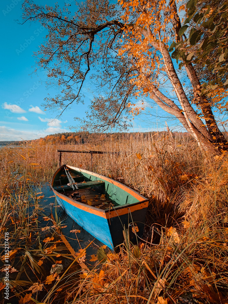Łódź stojąca na brzegu jeziora. Warmia Mazury. Jezioro Wadąg