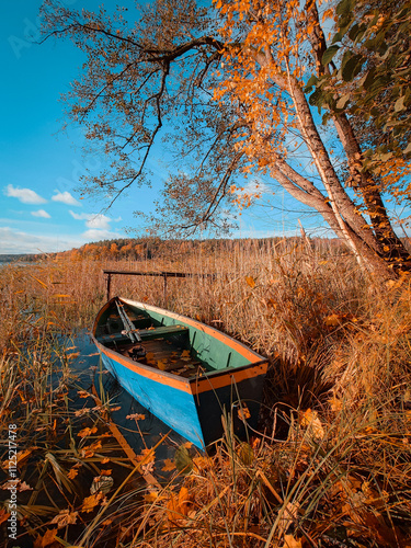 Obraz na płótnie Łódź stojąca na brzegu jeziora. Warmia Mazury. Jezioro Wadąg w salonie
