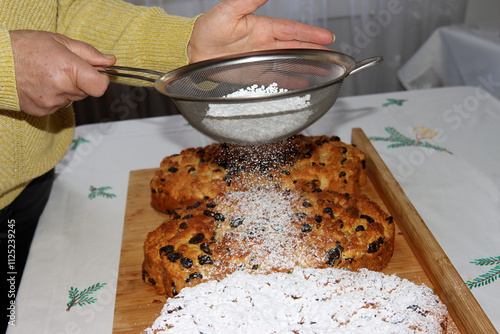 Christstollen werden mit Puderzucker bestreut photo