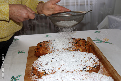 Christstollen werden mit Puderzucker bestreut