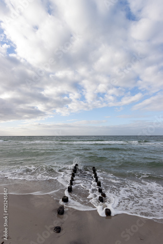 Obraz na płótnie Meer Foto mit Strand und Wellen, Hochformat w salonie