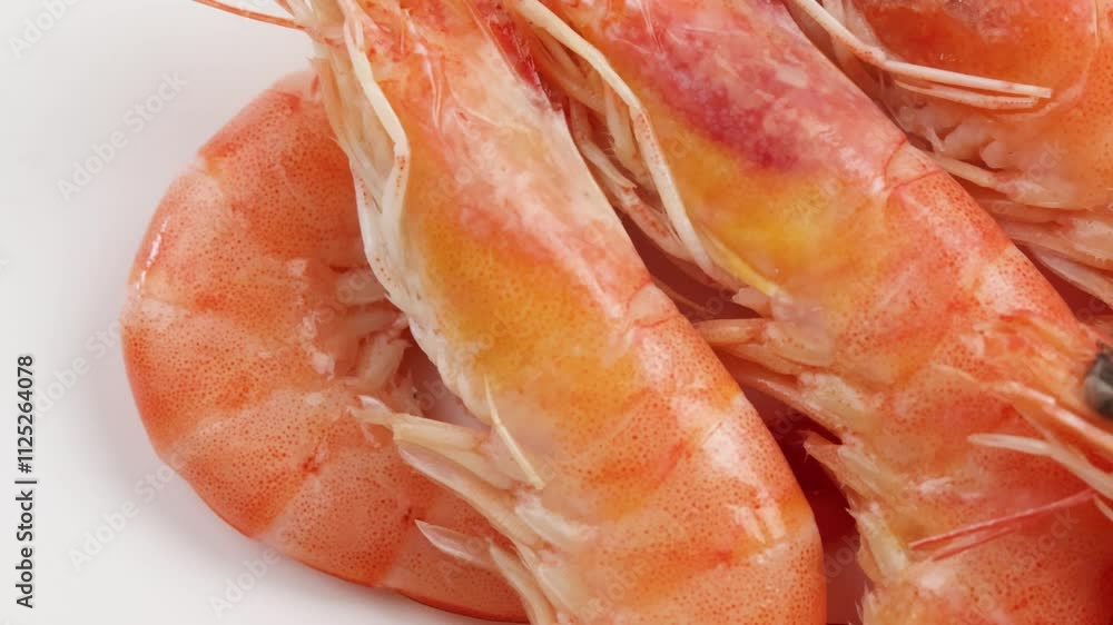 tas de crevettes roses, en gros plan, isolées sur un fond blanc tas de crevettes roses, en gros plan, isolées sur un fond blanc