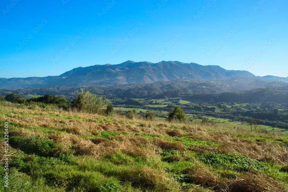 Obraz premium Sierra de sueve en el horizonte en día soleado