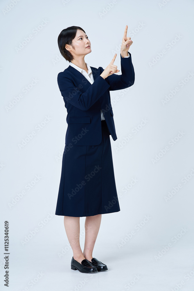 人差し指を立てる若いビジネスウーマン