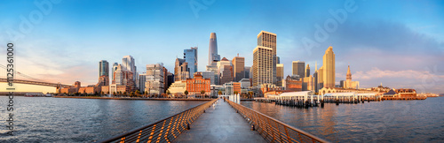 Obraz na płótnie the skyline of san francisco during sunrise seen from pier 14 w salonie