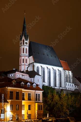 Obraz na płótnie A night view of the Church of St. Vitus in Cesky Krumlov, beautifully illuminated by lights, standing tall against the dark sky, highlighting its architectural details w salonie