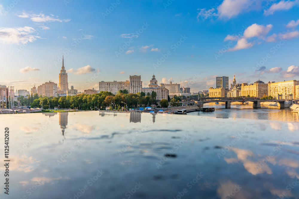 Obraz premium Panoramic view Borodinsky bridge, river Moscow, old buildings and high towers. View of the Borodinsky Bridge and the embankment in Moscow