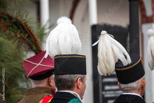 Czapka górnika z białym pióropuszem. Barbórka. Święto Górnika. Górnictwo. Czako. Galowa czapka górnicza.
