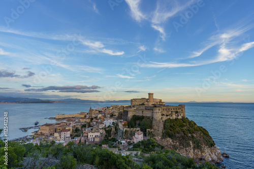 Tableau sur toile Beautiful view of the medieval city of Gaeta with its fortress on a rock above t