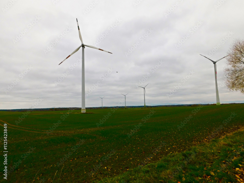Windkraftanlage auf den Feld zur Energiegewinnung