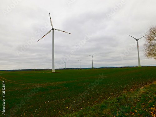 Obraz na płótnie Windkraftanlage auf den Feld zur Energiegewinnung
w salonie
