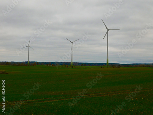 Obraz na płótnie Windkraftanlage auf den Feld zur Energiegewinnung
w salonie