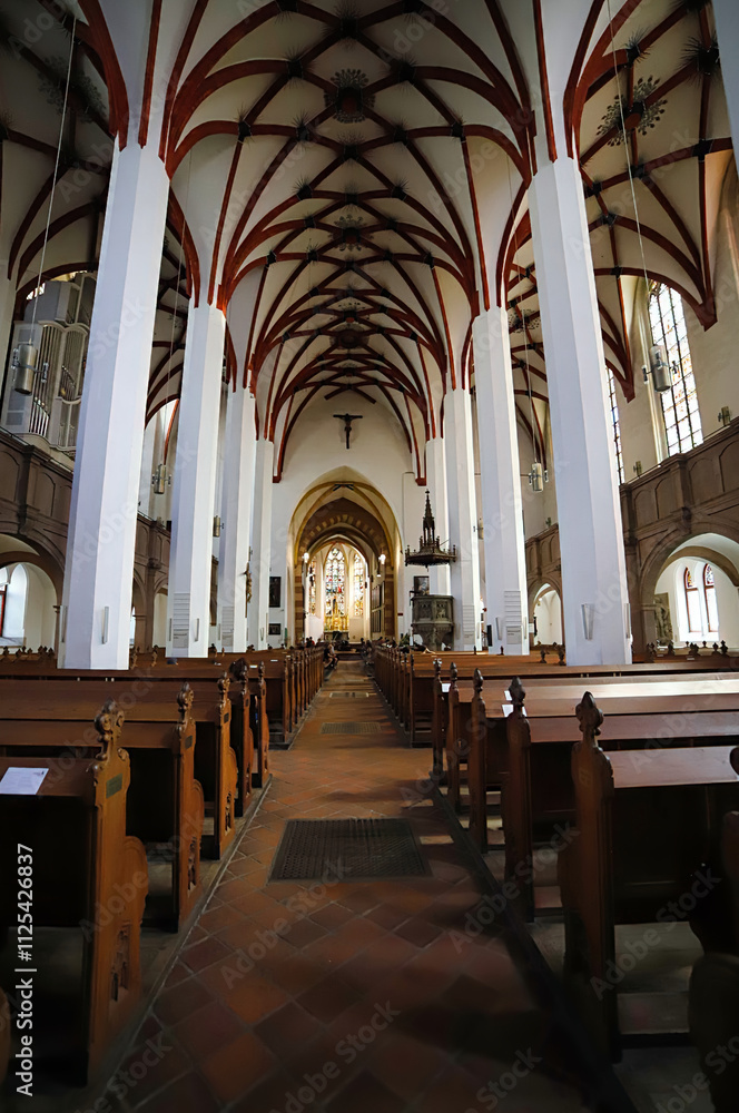 Fototapeta premium Leipzig, Kirchenschiff der Thomaskirche mit Säulen und Netzrippengewölbe 