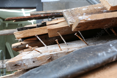 Démolition et tasseaux de bois avec clous  photo