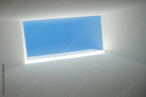 Foto Looking up at angled skylight window