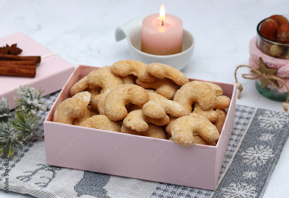 Vanillekipferl in einer Geschenkbox. Vanillekipferl in einer Geschenkbox.