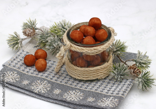 Marzipankartoffeln in einem Glas traditionelle deutsche Weihnachtssüßigkeit. photo