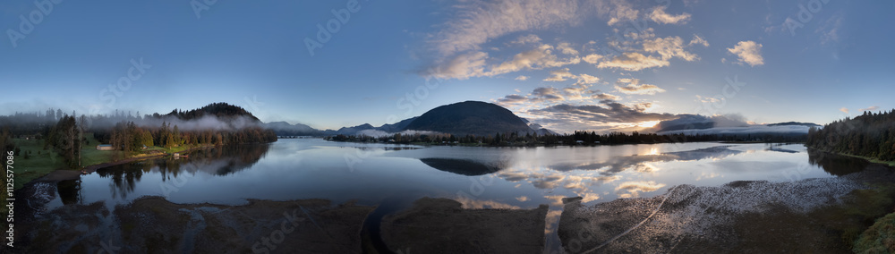 Obraz premium Idyllic Sunrise Over Fraser Valley with Misty Mountains and Calm Lake