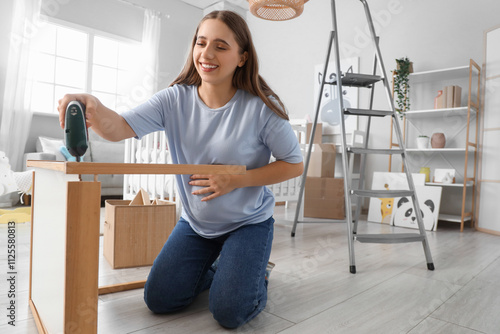 Smiling pregnant woman asse...