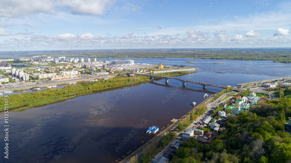 Obraz premium City with a river running through it
