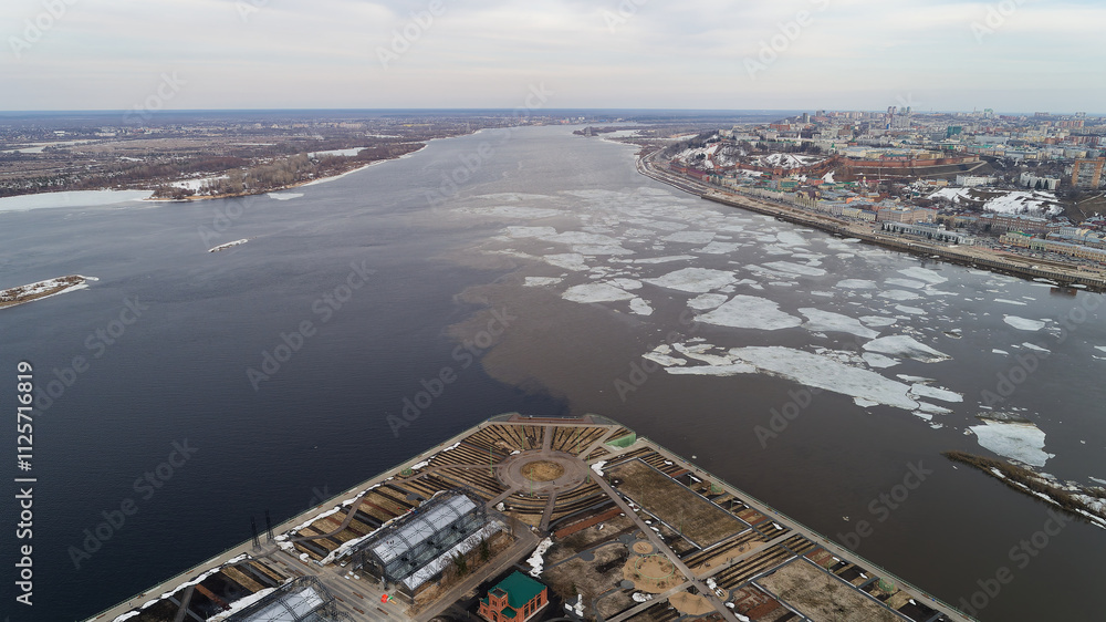 Obraz premium Large body of water with a city in the background