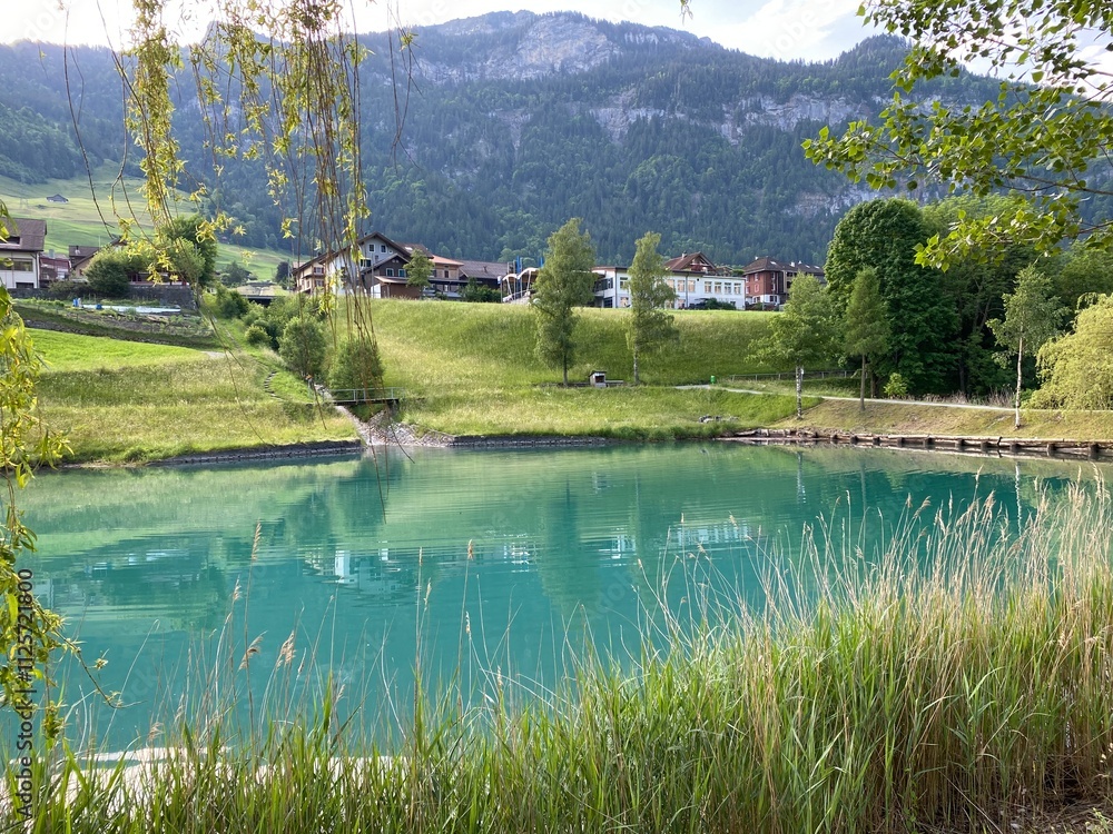 Fototapeta premium Lake Lungern or Natural reservoir Lungerersee - Canton of Obwald, Switzerland (Naturstausee Lungernsee oder Lungerensee - Kanton Obwald, Schweiz)