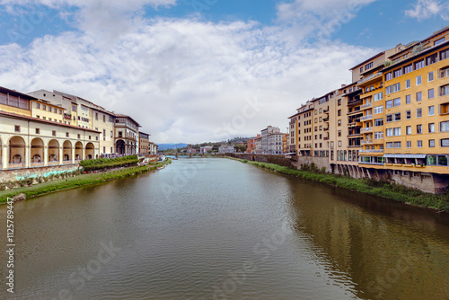 Obraz na płótnie View of the Arno River and historic architecture in the heart of Florence on a clear day w salonie