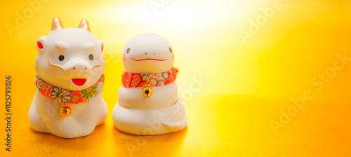 辰年から巳年へ（年賀状素材）