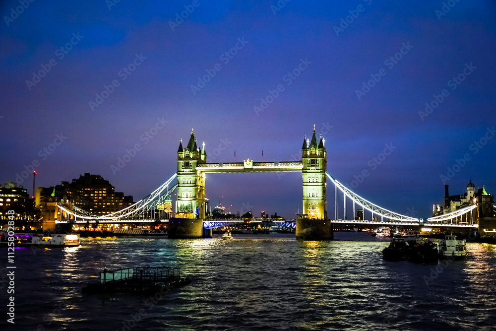 Obraz premium ライトアップされた塔橋