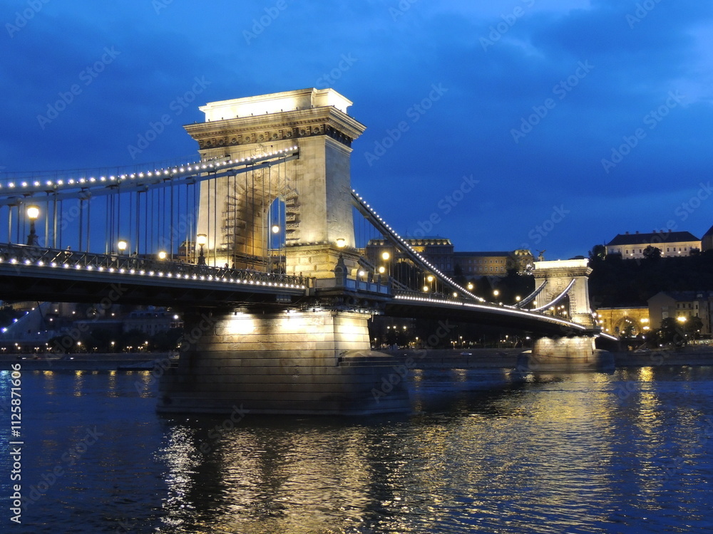 Obraz premium Chain bridge during the Blue Hour - Budapest - Hungary