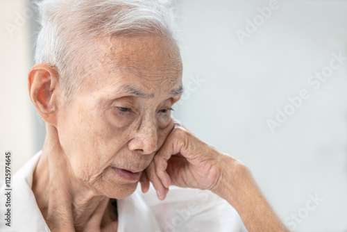 Bilde på lerret Closeup,asian senior elderly suffering cognitive and physical decline,health det