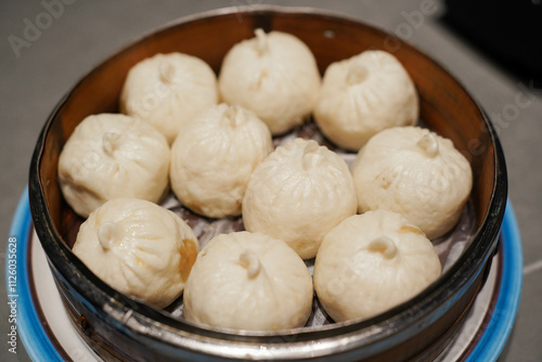 Obraz na płótnie Steamed xiao long bao in bamboo steaming bowl. Chinese steamed bun. Dim sum. Chinese food w salonie