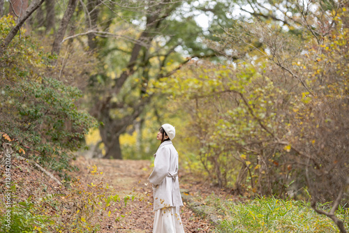 森にりる女性 photo