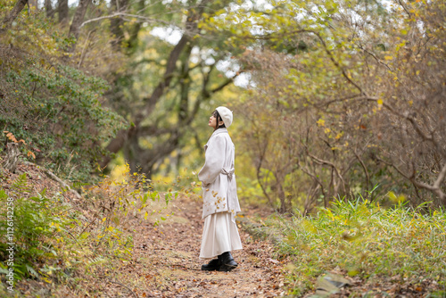 森にりる女性 photo