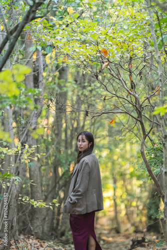 森林公園にいる女性