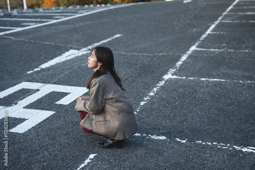 駐車場にいる女性 photo