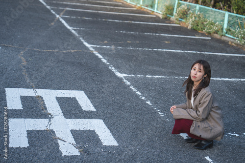 駐車場にいる女性 photo