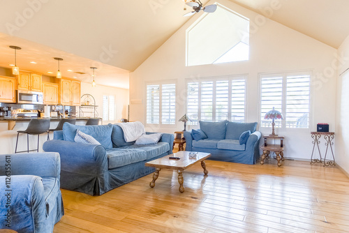 Foto Cozy living room with modern decor and natural light in a sunny home atmosphere