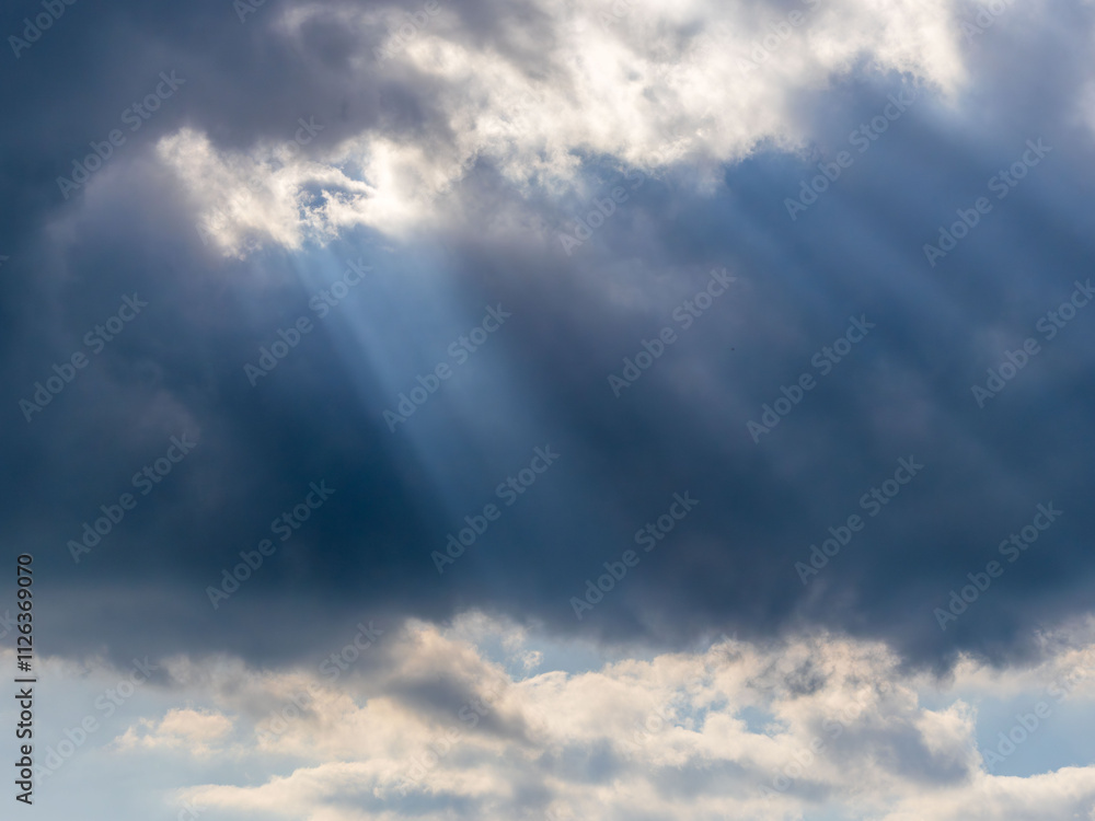 Obraz premium 黒い雲から光差す04