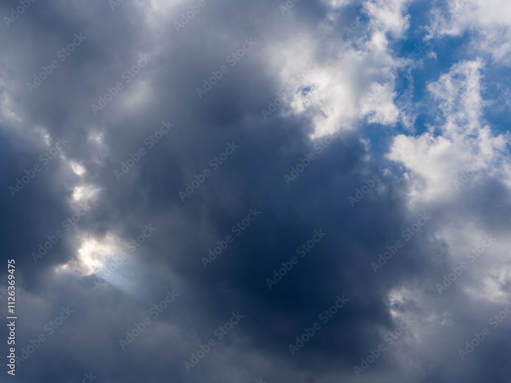 Obraz premium 黒い雲から光差す09