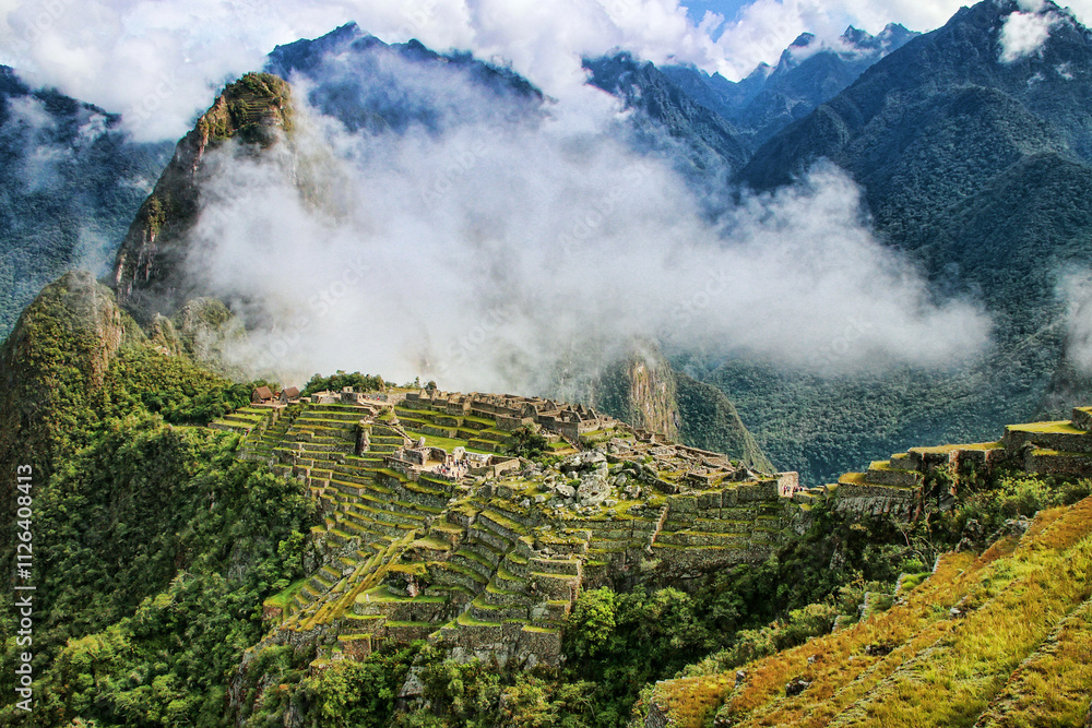 Fototapeta premium Inca citadel Machu Picchu with morning fog, Peru